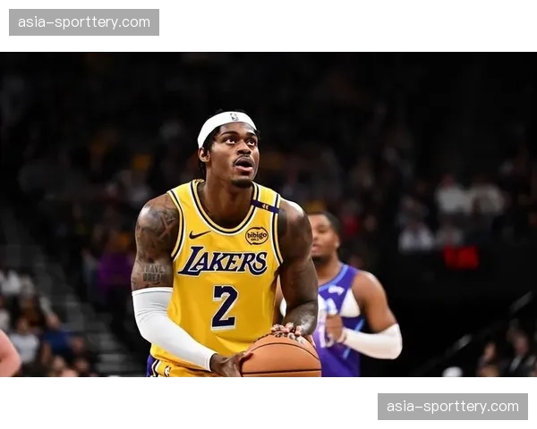 战报中插：湖人vs勇士第三节，哈姆祭出“范德比尔特对位库里”的奇招收效甚微。