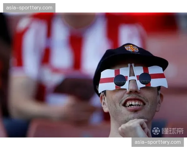 比赛用球被踢上看台，小球迷“拒绝归还”引趣事